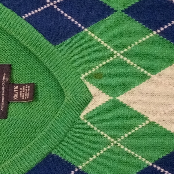 American Eagle men's size 2x sweater vest. Only one small check 4th pic - Picture 4 of 4